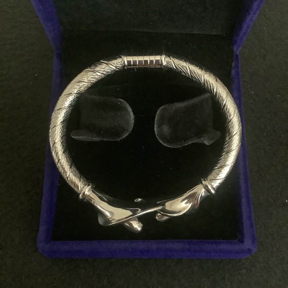 Vintage silver tone engraved lily flower bangle. - Picture 5 of 8